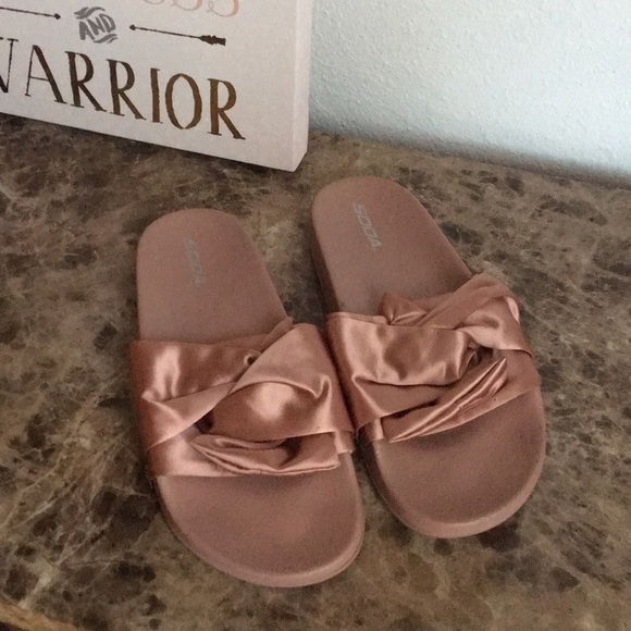 Rose Gold Slides by Soda Size 10 - Picture 2 of 5